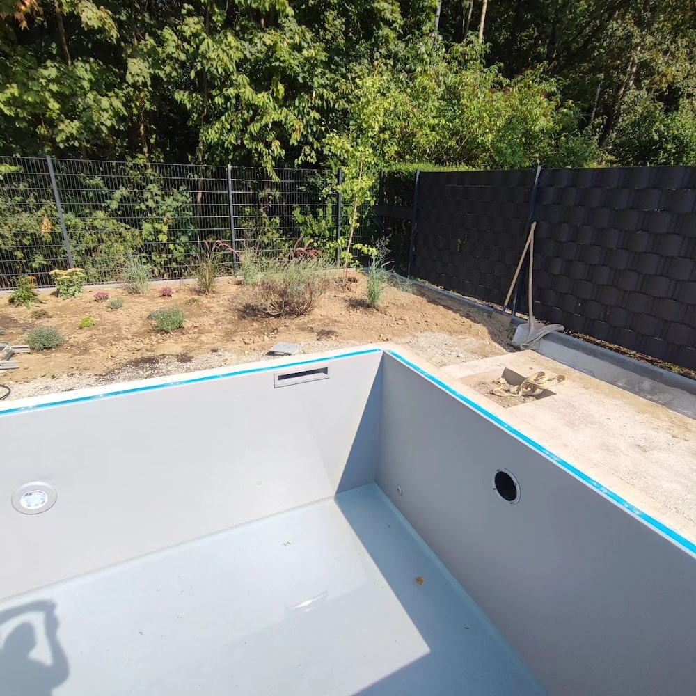 Frisch eingesetzter Pool im neu bepflanztem Garten