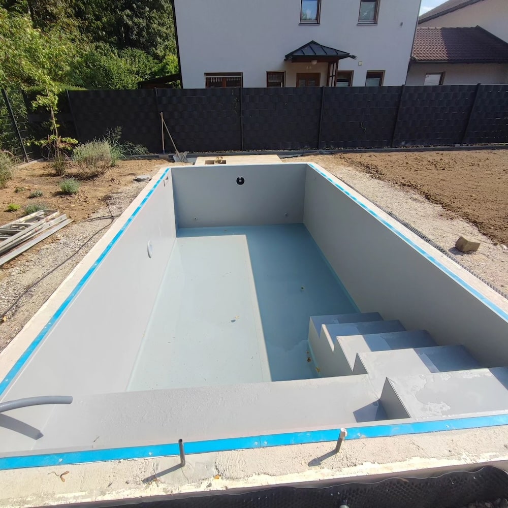 GEsetzter Pool mit Treppe und Gegenschwimmanlage