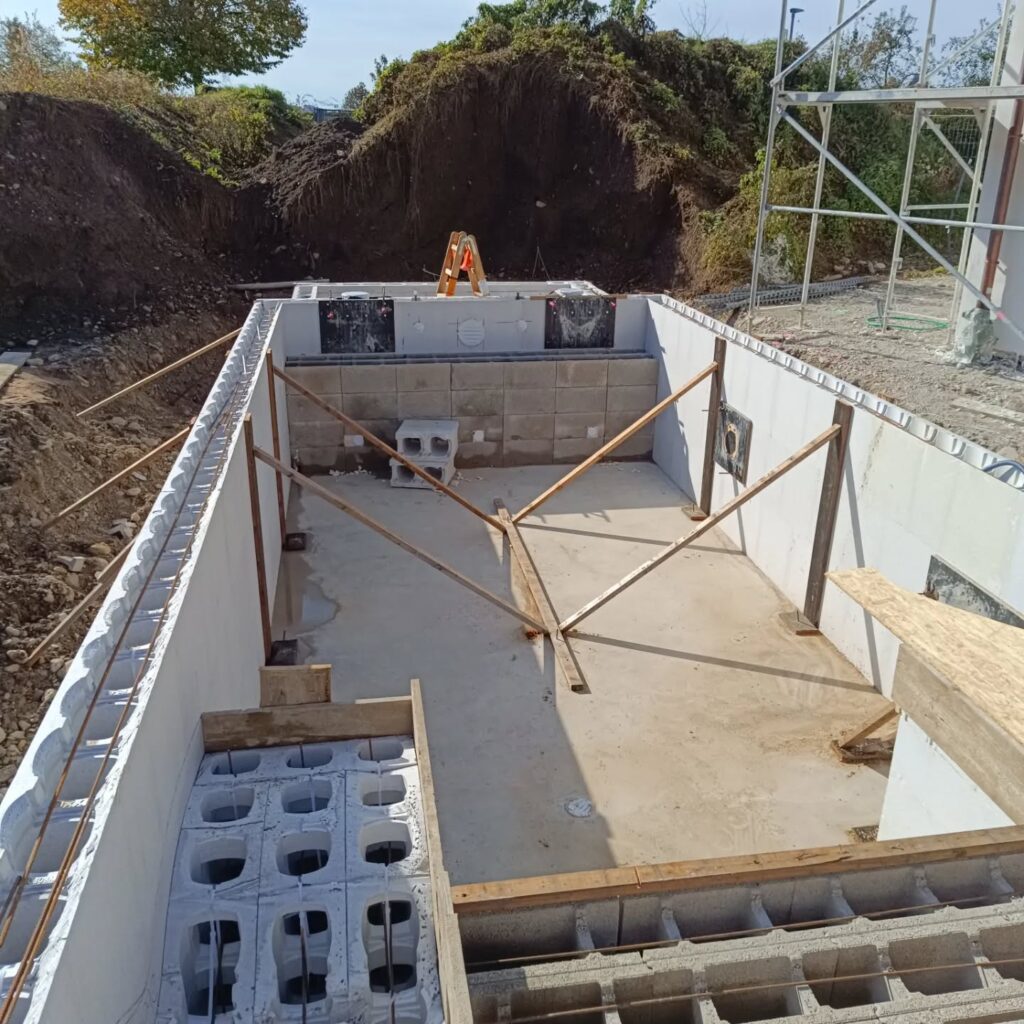 Poolbau Oktober 2024 - Aussenwände aufgestellt