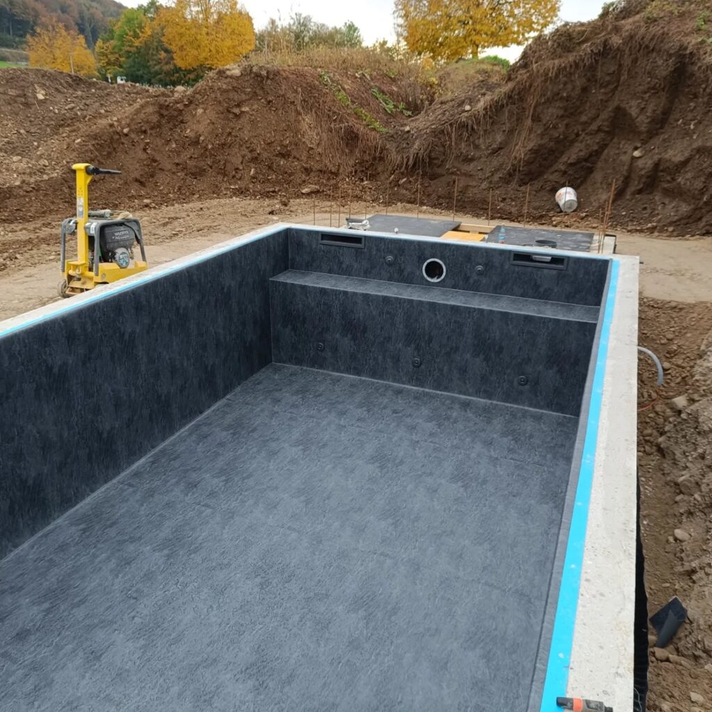 Poolbau Oktober 2024 Fertige Poolwanne mit Folie von der Seite