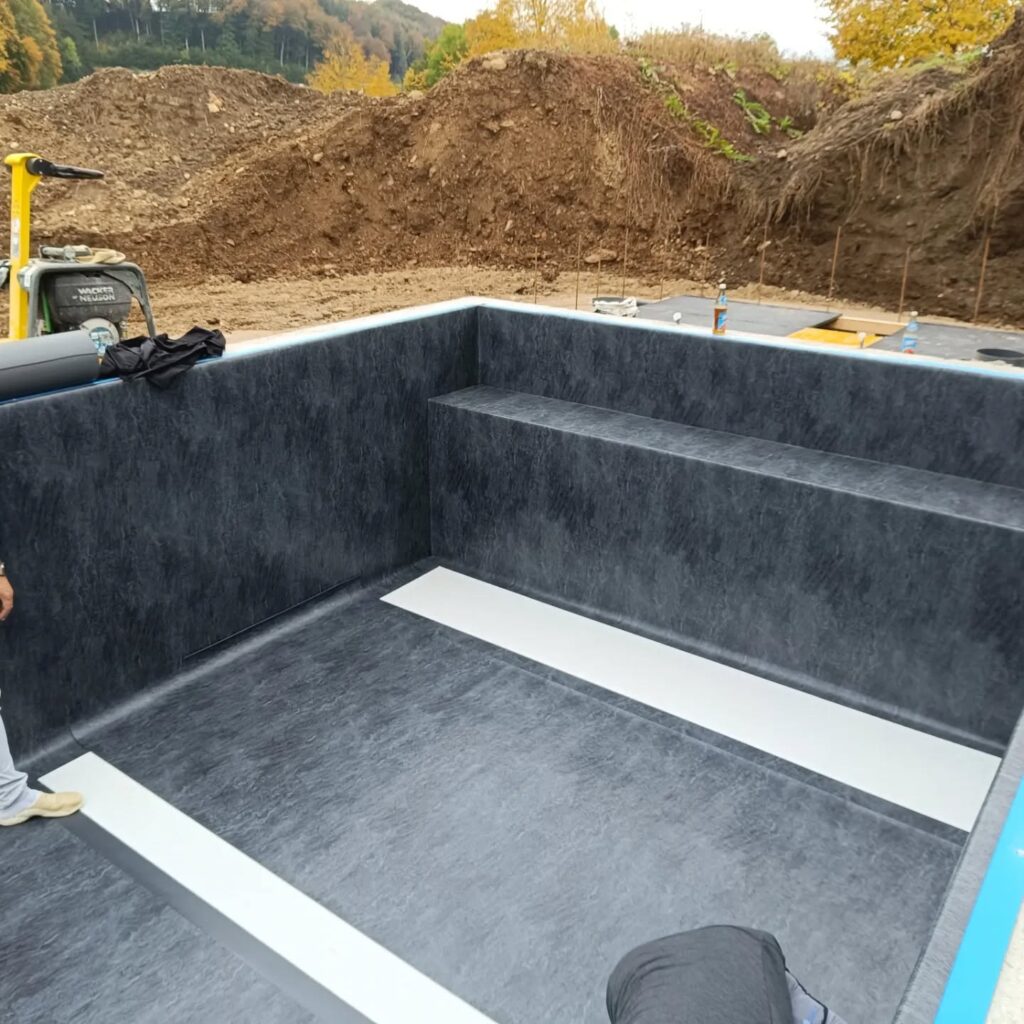 Poolbau Oktober 2024 Rückseite der fertigen Poolfolie