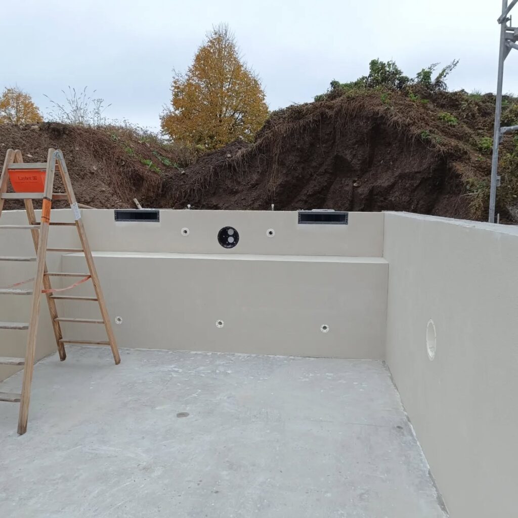Poolbau Oktober 2024 - fertig zementiert