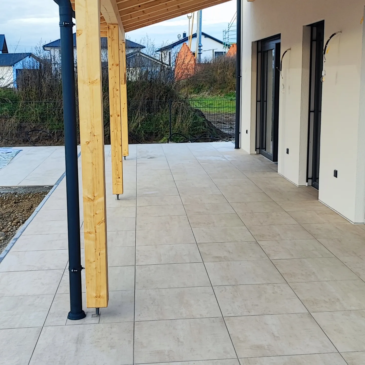 Pflasterbau mit Keramikplatten auf der Terrasse