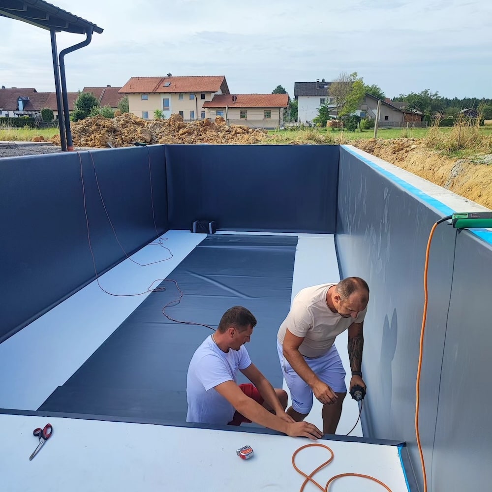 Folie verlegen im Pool