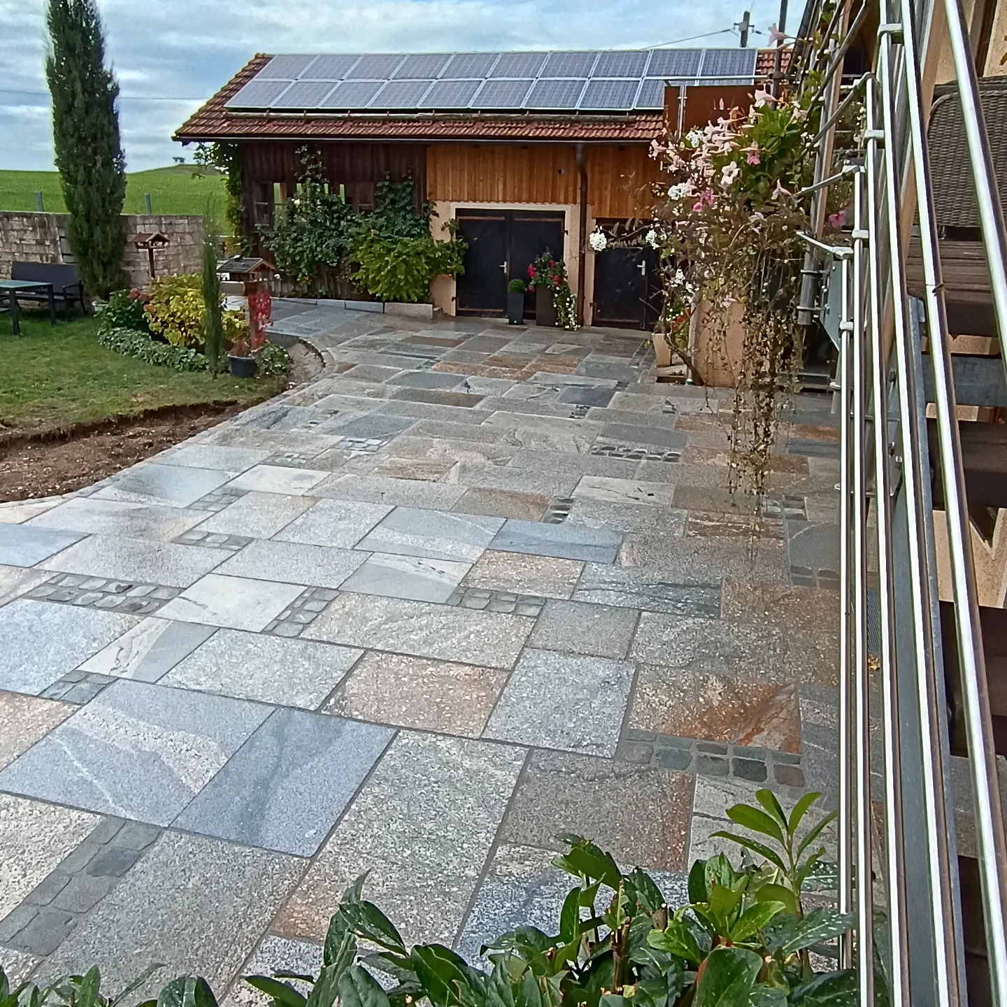 Natursteinplatten als Einfahrt im Pflasterbau