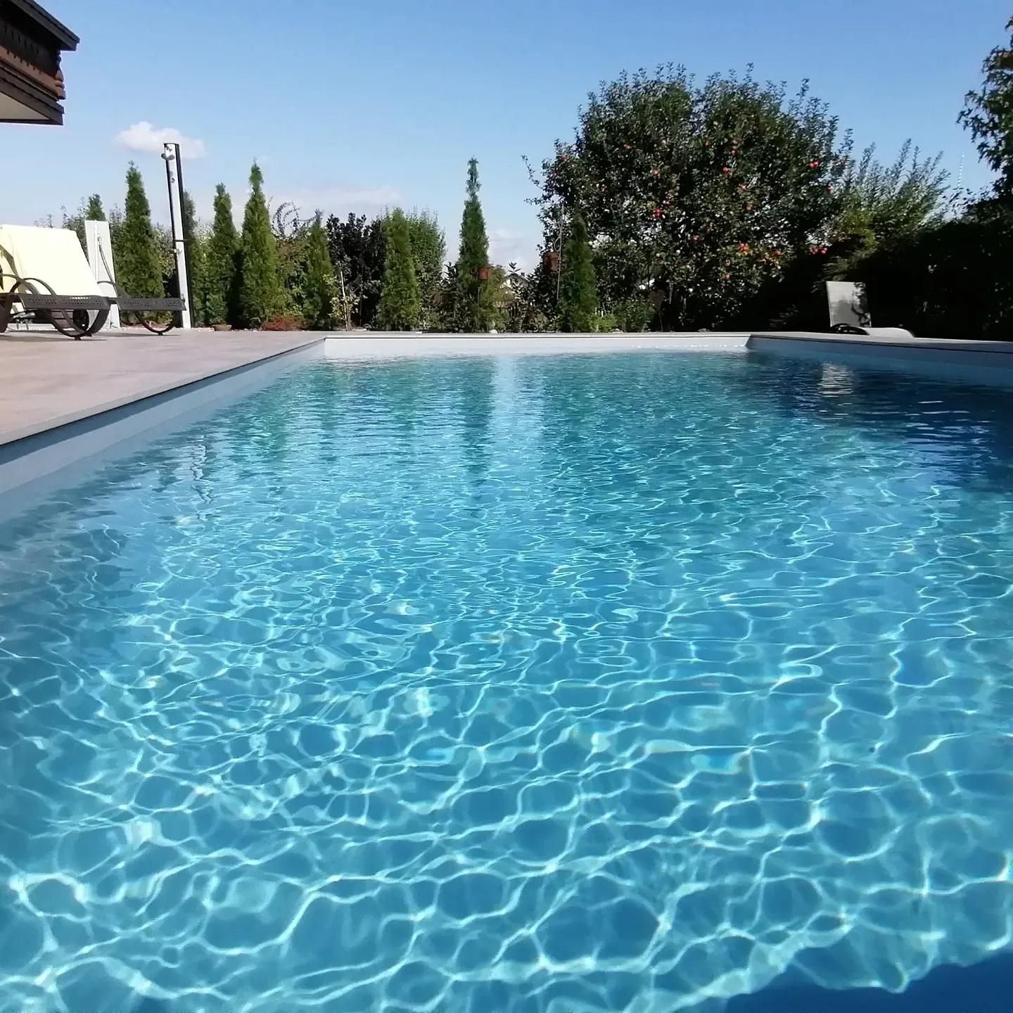 Großer Pool von der Seitemit  kristallklarem Wasser durch moderne Technik im Poolbau