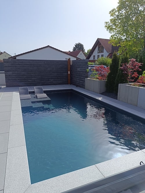 Gartenanlage, Moderner versenkter Pool umrahmt mit grauen Stein Bodenplatten