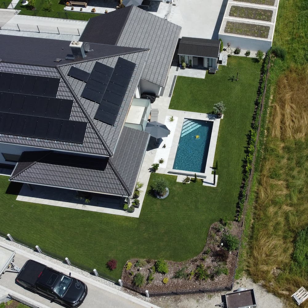 Luftaufnahme eines nachhaltigen und kostengünstigen Gartens im Poolbau