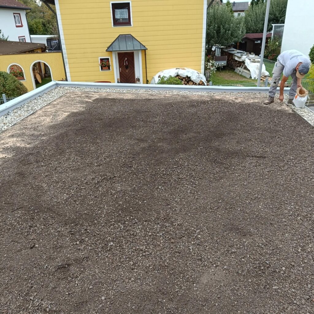 September 2024 - Garten und Pflasterarbeiten in Waldkraiburg - Gründachfläche mit Erde ausgelegt