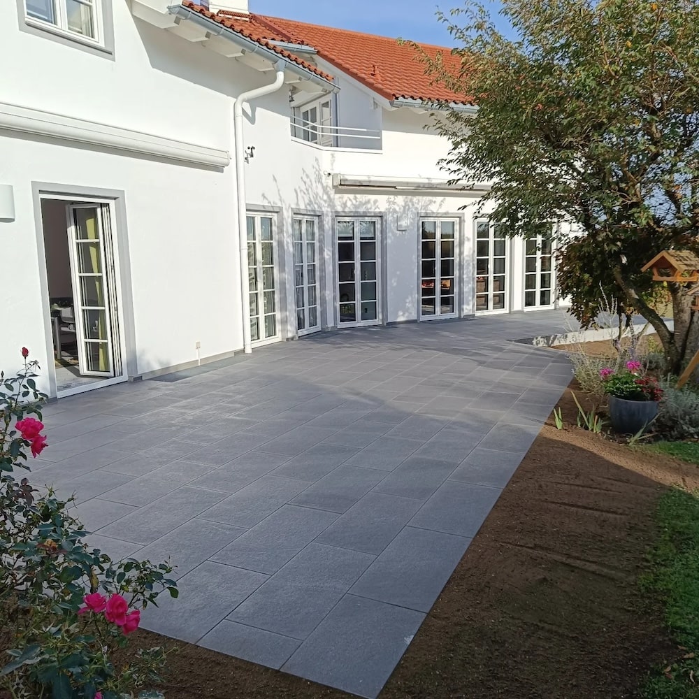 Terrasse neu gestaltet mit Keramikplatten