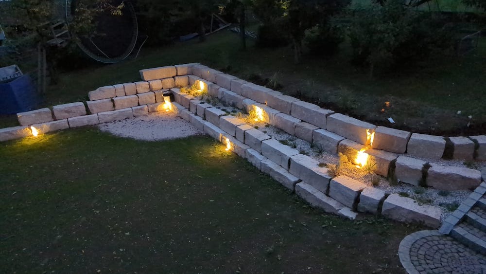 Gartengesaltung im Gartenbau, Treppenstufenstruktur im Garten mit integrierter Beleuchtung