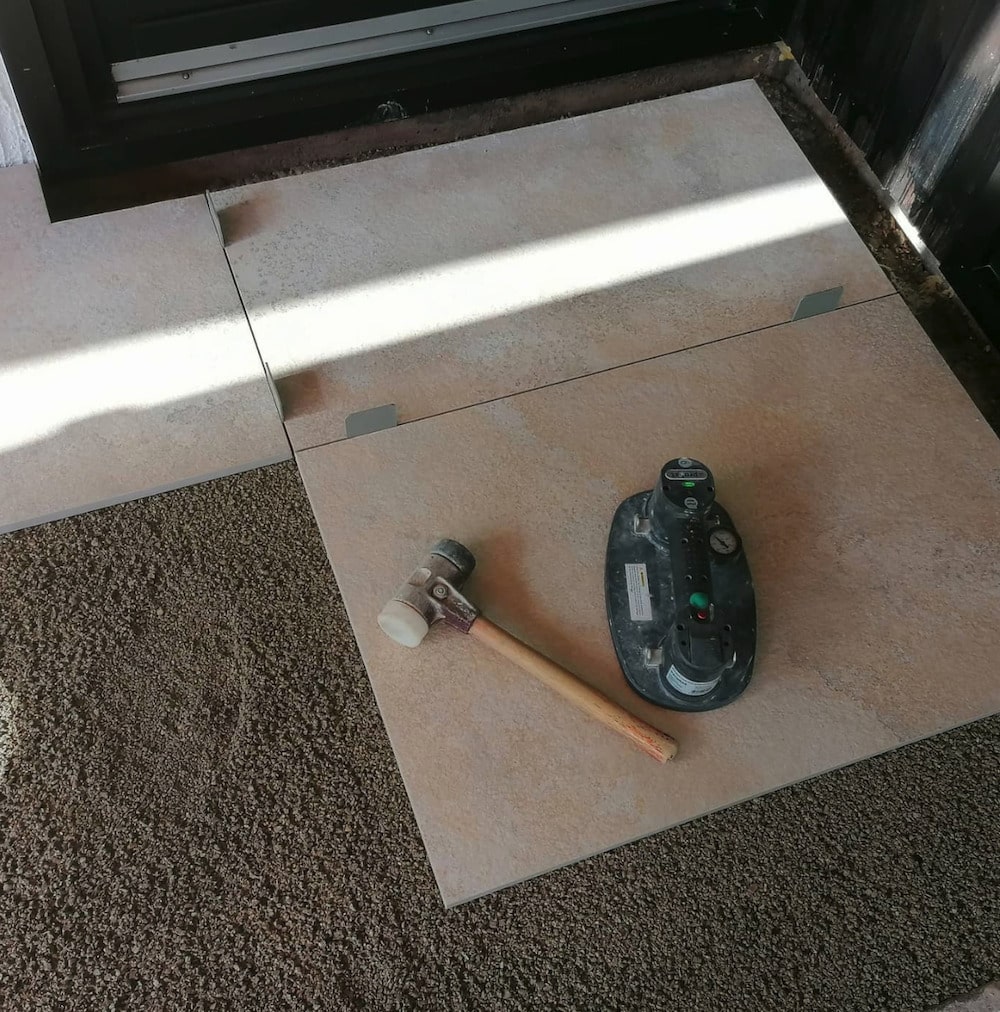 Präzise Verlegung von Keramikplatten auf der Terrasse