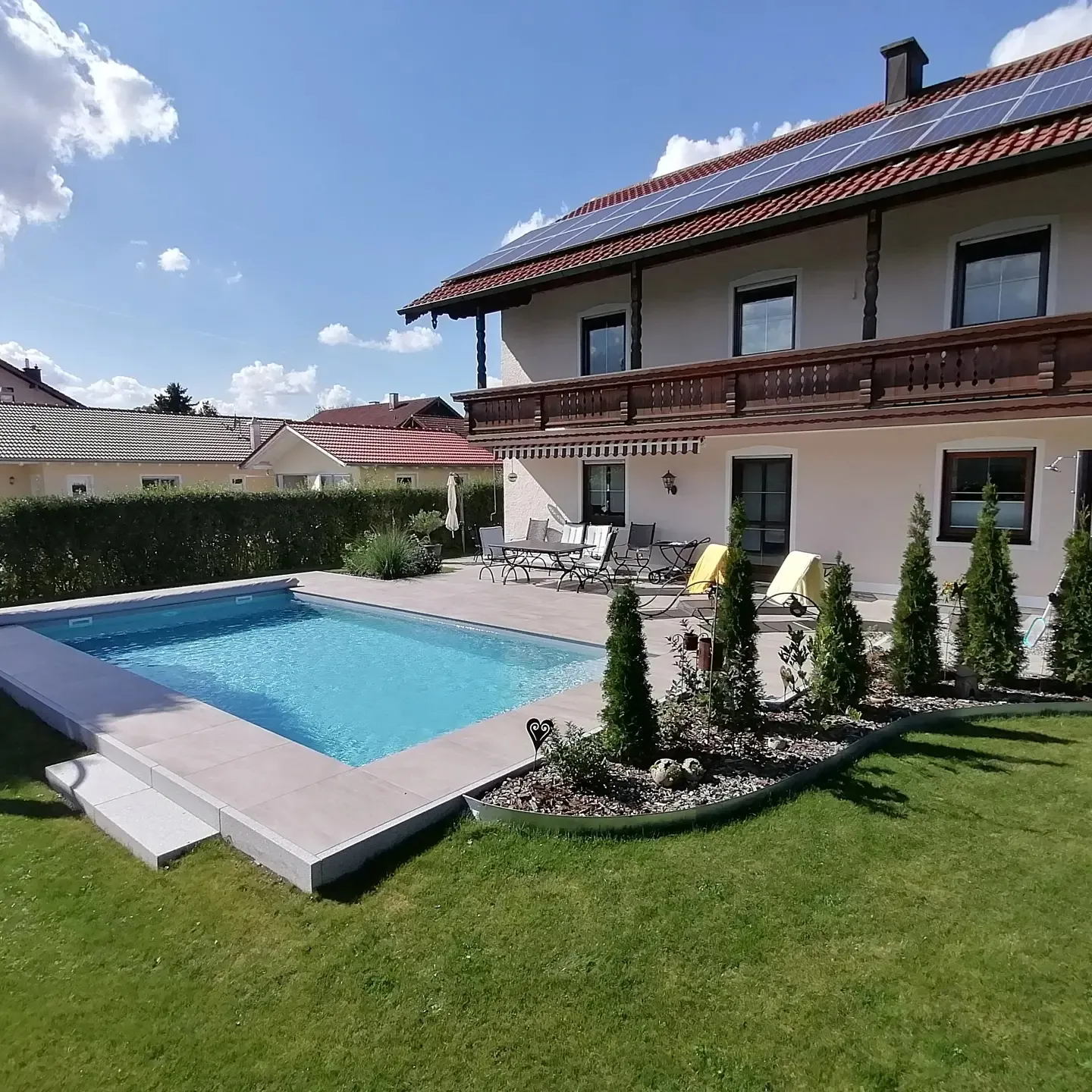 Pool mit Haus